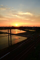 Fototapeta premium 水を張った田園と夕焼け（新潟県）