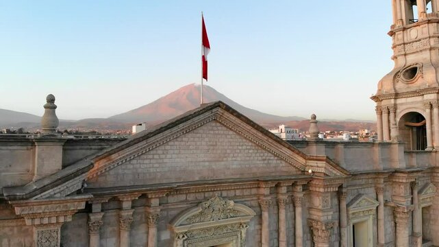 Bandera del Per&uacute; con la Catedral de Arequipa, el volc&aacute;n misti en el atardecer.