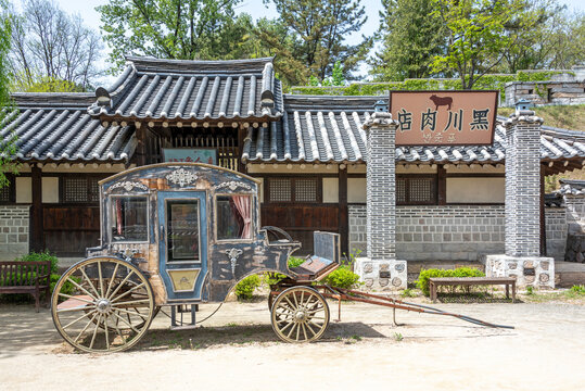 2024. 4. 18. 대한민국 충청남도 논산시에서 촬영,  푸줏간 건물앞에 세워놓은 마차, 드라마 테마파크 선샤인스튜디오(tvN 드라마 '미스터 션샤인' 촬영지)에 위치-A carriage parked in front of the butcher's building,  Located at the drama theme park Sunshine Studios