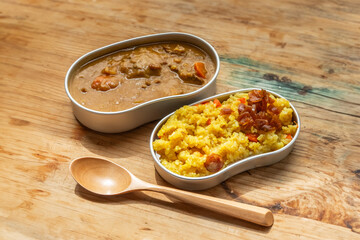 アウトドアでカレー　Curry with spices at the campsite