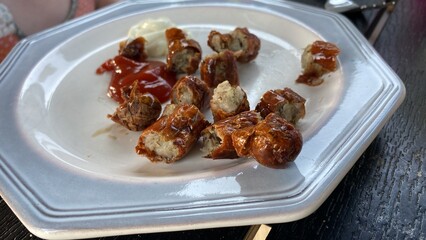 bratwurst, essen, fleisch, mahl, abendessen, essgeschirr, feigling, teller, schweinefleisch, sauce, gebraten, rind, gegrillt, kochen, lunch, restaurant, köstlich, tomate, braten, weiß, feinschmecker, 