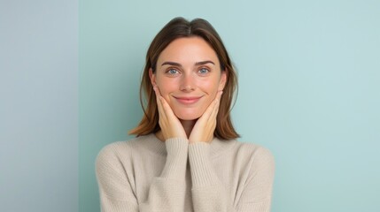 Obraz premium Woman in her early 30s with subtle crow's feet and forehead wrinkles.