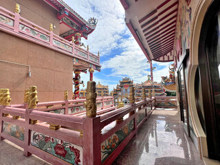 Naklejka premium Wihan Thep Sathit Phra Kitti Chaloem or Nacha Sa Thai Chue Shrine is the most famous landmark in Chonburi, Thailand 