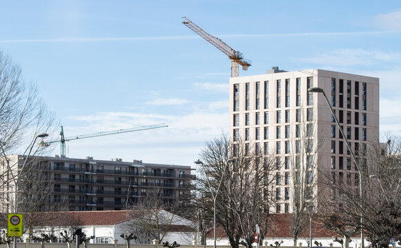 Panor&aacute;mica de edificios en construcci&oacute;n con gr&uacute;a, Burgos, Espa&ntilde;a