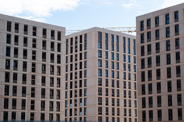 Fototapeta premium Panorámica de edificios en construcción con grúa, Burgos, España