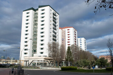 Bloque de edificios de viviendas blancos y altos