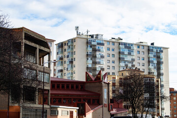 Calles y edificios de Burgos, España en otoño