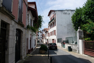 Fototapeta premium Calles y casas tradicionales de San Juan de Luz, Francia