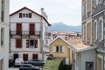 Calles y casas tradicionales de San Juan de Luz, Francia

