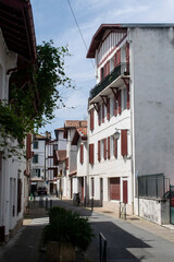 Calle de San Juan de Luz, Francia con casas tradicionales