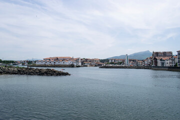 Fototapeta premium Panorámica costera con puerto en verano de San Juan de Luz, Francia