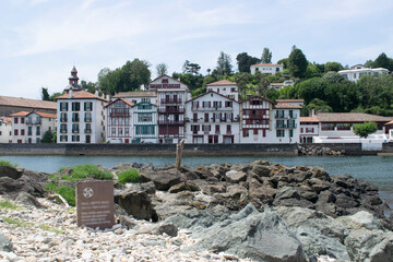 Panorámica costera con puerto en verano de San Juan de Luz, Francia