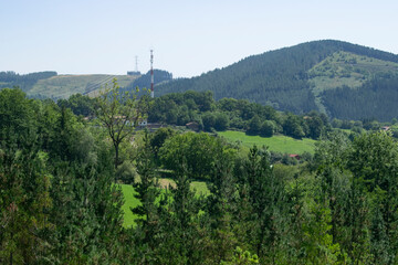 Paisaje de montaña verde de Guipúzcoa (España)