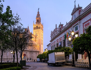 Obraz premium View of the historic centre (Casco Antiguo) of Seville, capital and largest city of Andalusia. In the background, the Giralda, the bell tower of the Cathedral of Seville, a UNESCO World Heritage Site.
