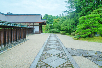 曇りの唐招提寺の庭園
