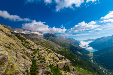 Naklejka premium Alpine Lake in the Sunlight: Stunning View of the Schlegeis Reservoir