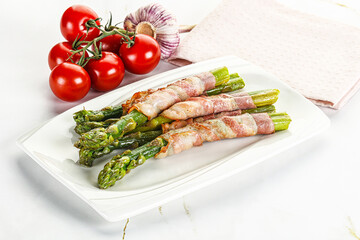 Grilled asparagus with bacon