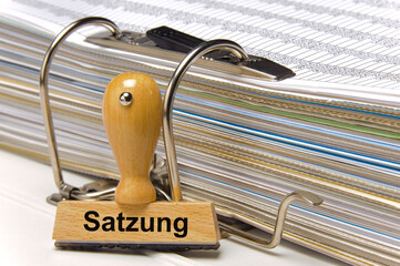 Ein Holzstempel ist beschriftet mit dem Aufdruck: Satzung