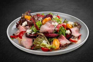 Roast beef salad with cherry tomatoes and orange