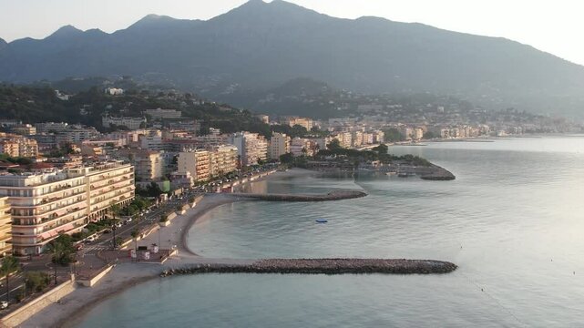 eau matin ensoleill&eacute; et color&eacute; sur le rivage - Roquebrune cap martin - France