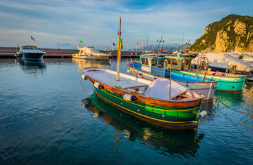 Obraz premium the wonderful island of Capri, amalfi coast, bay of naples, italy