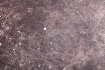 Fondo con texture materica dipinta a tempera di colore marrone con sfumature vinaccia-rosa; spazio...