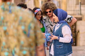 Fototapeta premium Adventurous Capture: Group of Tourists Exploring Iconic Landmarks