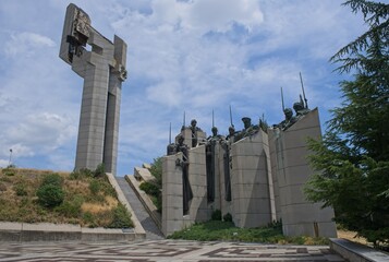Fototapeta premium Stara Zagora, Bulgaria - Jul 4, 2024: Stara Zagora Samara Flag Monument. Russian soldiers and Bulgarian volunteers fought a far superior Turkish force. Sunny summer day. Selective focus