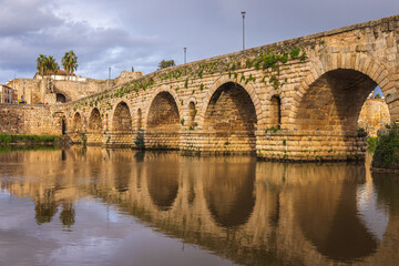 Fototapeta premium Ancient bridge in Merida