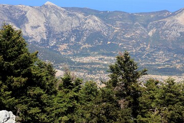 Obraz premium Beautiful view of the coast from a mountain top in Kefalonia, Greece