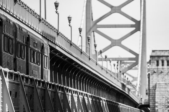 PATCO approaching Ben Franklin Bridge in route to New-Jersey