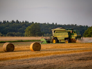 Obraz premium Mähdrescher bei der Arbeit im Feld
