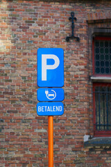 Hinweis auf einen Parkplatz mit einer kostenpflichtigen Ladestation für Elektroautos in der...