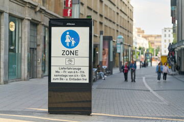 Schild am Beginn einer Fu&szlig;g&auml;ngerzone in der Innenstadt von K&ouml;ln in Deutschland