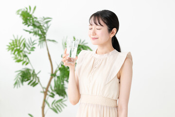 水を飲む女性