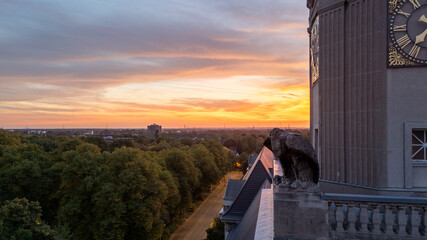 Krefeld Sonnenuntergang mit Turm des Amtsgerichts und Adler Statue 