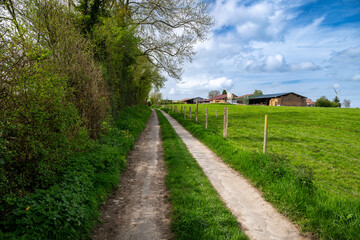 Chemin agricole avec corps de ferme