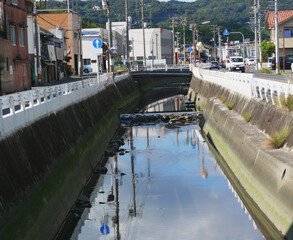 日本の田舎町を流れる川
日本の風景