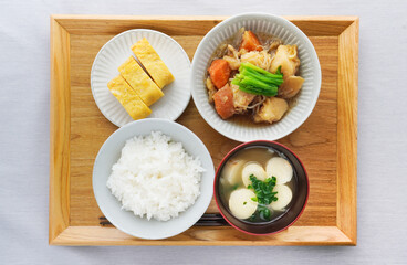 肉じゃがと卵焼きの食事