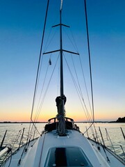 Voileier au cucher de soleil en bretagne