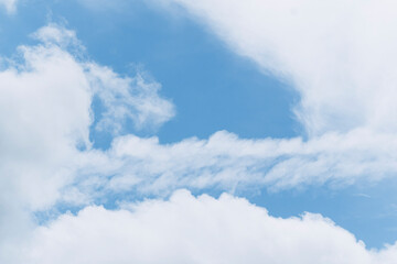 Ciel avec des nuages en mouvement - Arrière plan design avec espace libre