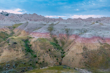 Obraz premium Stunning Colorful Geological Formations in Badlands National Park at Dawn in South Dakota