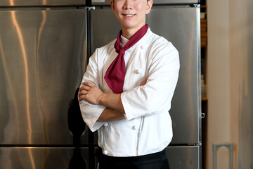 調理場で働く飲食業のアジア人の男性