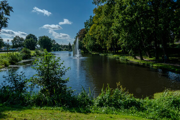 Springbrunnen in Elburg im Kanal um den alten Ortskern der Hansestadt in den Niederlande