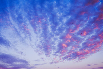 nuages spectaculaires au coucher du soleil