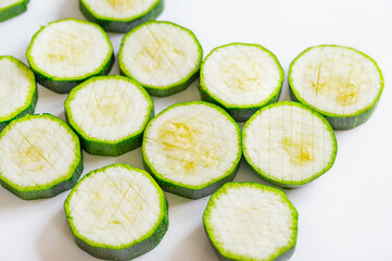 ズッキーニの輪切り　切れ目入り