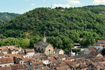 L’église des Augustins dominant les toits de la ville de Villefranche-de-Rouergue dans...