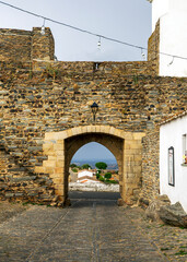 Puertas de entrada a la aldea medieval de Monserrat en el Alentejo de Portugal © Juanmi