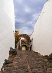 Puertas de entrada a la aldea medieval de Monserrat en el Alentejo de Portugal © Juanmi