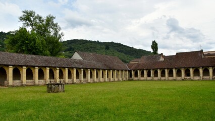 Le grand cloitre de l’ancienne Chartreuse Saint-Sauveur de Villefranche-de-Rouergue dans l’Aveyron